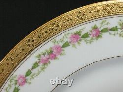 12 Assiettes de dîner Charles Ahrenfeldt Limoges peintes à la main avec des roses et ornées d'or