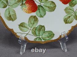 Assiette B&H Limoges peinte à la main signée Sena aux fraises et à l'or de 8 3/4 pouces