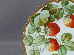 Assiette B&H Limoges peinte à la main signée Sena aux fraises et à l'or de 8 3/4 pouces