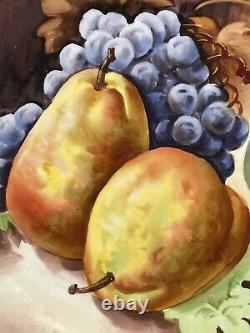 Assiette Charger Antique Limoges 13,5 pouces peinte à la main avec des fruits (poires, raisins) signée Laurey.