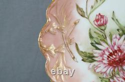 Assiette Haviland Limoges peinte à la main avec chrysanthèmes, double dorure, diamètre de 13 7/8 pouces.