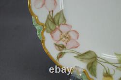 Assiette Haviland Limoges peinte à la main avec des roses roses sauvages, vertes et dorées de 8 1/2 pouces