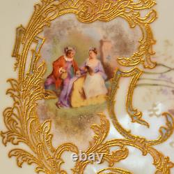 Assiette Limoges LS&S 8 1/2 peinte à la main en rose avec couple en tenue de l'époque orné d'or 1896-1905.