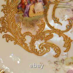 Assiette Limoges LS&S 8 1/2 peinte à la main en rose avec couple en tenue de l'époque orné d'or 1896-1905.