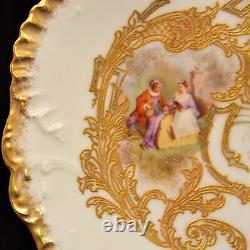 Assiette Limoges LS&S 8 1/2, peinte à la main en rose avec un couple vêtu d'époque dorée 1896-1905.