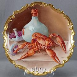 Assiette à chargeur de bouteille de homards et de champignons peinte à la main et signée P. Bazanny de Limoges TEL QUEL
