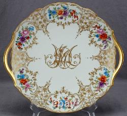 Assiette à gâteau ancienne T&V Limoges peinte à la main avec monogramme doré en relief et motifs floraux.