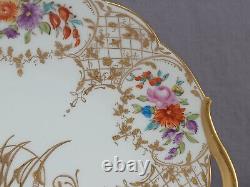 Assiette à gâteau ancienne T&V Limoges peinte à la main avec monogramme doré en relief et motifs floraux.
