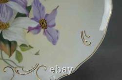 Assiette charger JP Limoges peinte à la main signée JP Wernig avec clematis violette et blanche et dorée