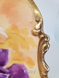 Assiette charger peinte à la main avec une couronne antique Limoges, signée par l'artiste, motif de fleurs d'anémone.
