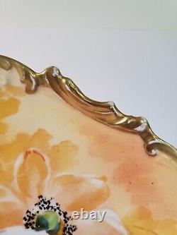 Assiette charger peinte à la main avec une couronne antique Limoges, signée par l'artiste, motif de fleurs d'anémone.