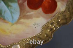 Assiette de 10 3/8 pouces en porcelaine de Limoges peinte à la main, signée Laurey, roses roses, fruits et dorures abondantes.