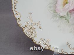 Assiette de 8 3/8 pouces signée CA Limoges peinte à la main avec des coquelicots roses et blancs et de l'or