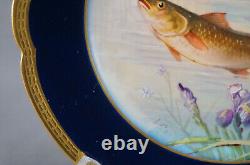 Assiette de 9 1/2 pouces avec bordure en cobalt et or peinte à la main de Limoges signée Luc représentant des poissons