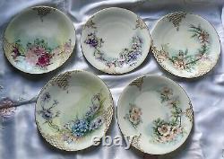 Assiette de cabinet Limoges T&V peinte à la main avec des fleurs et des motifs de treillage d'or signée.