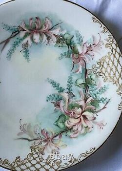 Assiette de cabinet Limoges T&V peinte à la main avec des fleurs et des motifs de treillage d'or signée.