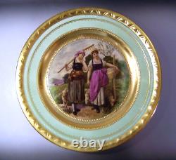 Assiette de cabinet en porcelaine peinte à la main avec paysage français ancien de femmes et moutons