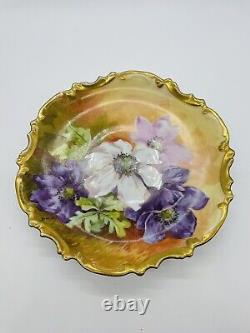 Assiette de charge de plaque peinte à la main avec couronne antique Limoges, signée par l'artiste, motif floral anémone