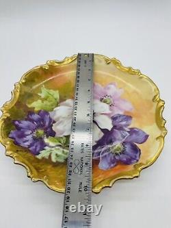 Assiette de charge de plaque peinte à la main avec couronne antique Limoges, signée par l'artiste, motif floral anémone