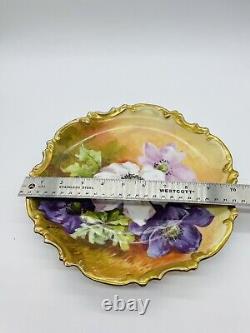 Assiette de charge de plaque peinte à la main avec couronne antique Limoges, signée par l'artiste, motif floral anémone