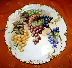 Assiette de chargeur peinte à la main Haviland Limoges de l'époque Victorienne avec bordure en or, raisins, France.