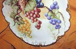 Assiette de chargeur peinte à la main Haviland Limoges de l'époque Victorienne avec bordure en or, raisins, France.