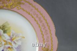Assiette de dîner de 9 pouces en porcelaine D&Co Limoges peinte à la main, motif floral rose pompadour avec dorure en relief.