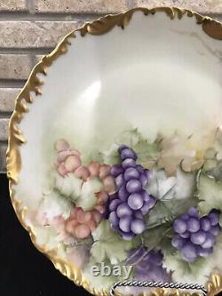 Assiette en porcelaine peinte à la main Limoges T&V Tressemann Vogt France avec raisins, signée 1907.