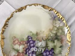 Assiette en porcelaine peinte à la main Limoges T&V Tressemann Vogt France avec raisins, signée 1907.