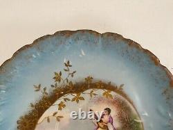 Assiette en porcelaine rouge martiale antique de Limoges, France, femme bleue dorée avec un instrument