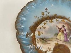 Assiette en porcelaine rouge martiale antique de Limoges, France, femme bleue dorée avec un instrument