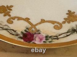 Assiettes en porcelaine peintes à la main, France Limoges Antique, avec des roses et incrustations en or.