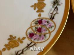 Assiettes en porcelaine peintes à la main, France Limoges Antique, avec des roses et incrustations en or.