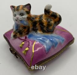 Boîte à bijoux charnière peinte à la main de Limoges avec un chat rayé sur un oreiller rose, signée #7/500.