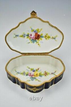 Boîte à bijoux en porcelaine de Limoges, peinte à la main avec des fleurs