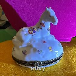 Boîte à pilules / boîte à bijoux rare en porcelaine de Limoges peinte à la main avec un cheval vintage
