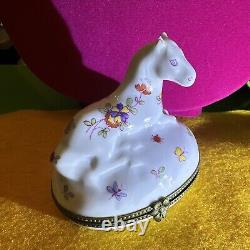 Boîte à pilules / boîte à bijoux rare en porcelaine de Limoges peinte à la main avec un cheval vintage