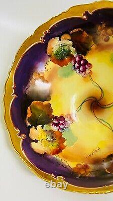 Bol antique en porcelaine T & V Limoges peint à la main avec des raisins et bordure en lourde dorure, signé par l'artiste