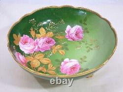 Bol sur pied en porcelaine rose antique AK Limoges avec des roses et des feuilles d'or peints à la main et signés par l'artiste