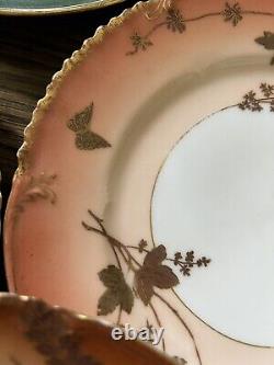 Ensemble antique de 6 assiettes Haviland Limoges décorées à la main avec des papillons et des fleurs en dégradé.