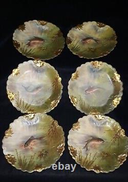 Ensemble de 6 assiettes à poissons peintes à la main de style vintage en porcelaine de Limoges, bordées d'or et à rebord échancré.