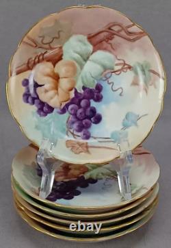 Ensemble de 6 bols à dessert en porcelaine de Limoges peints à la main avec des raisins et de l'or, d'environ 5 3/4 pouces, vers 1905.