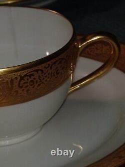 Ensemble de café/thé signé par un artiste, Limoges France, avec de nombreuses décorations peintes à la main en or.