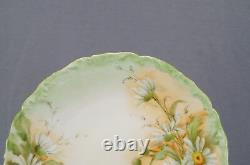 Ensemble de pudding T & V Limoges peint à la main avec des marguerites blanches et de l'or, comprenant un bol et une assiette.