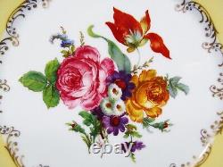 Ensemble de quatre (4) assiettes décoratives peintes à la main Limoges France avec motifs floraux et dorés