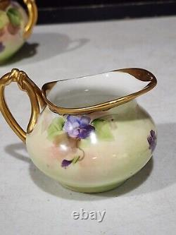 Ensemble sucrier et crémier signé Limoges ancien peint à la main avec des fleurs de violettes Pickard