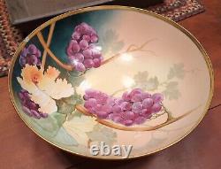 Grand bol à fruits en porcelaine de Limoges peint à la main en France avec bordure en or raisin.
