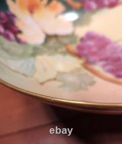 Grand bol à fruits en porcelaine de Limoges peint à la main en France avec bordure en or raisin.