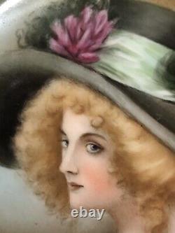 Plaque de portrait antique Limoges de 4 pouces, peinte à la main, signée, magnifique dame avec chapeau.