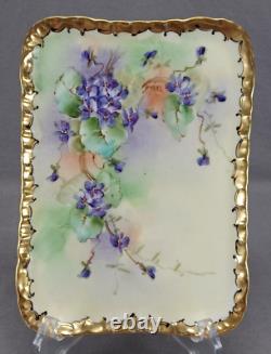 Plateau de petit commode à peint à la main à Limoges, signé par l'artiste, avec des fleurs violettes et de l'or